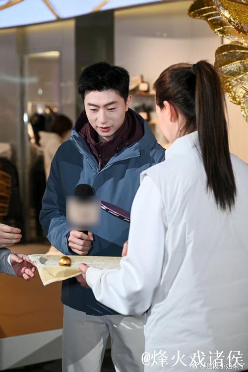 冷白皮马龙刘诗雯三里屯同框,龙队气质出众 冷白皮马龙刘诗雯三里屯同框,龙队气质出众